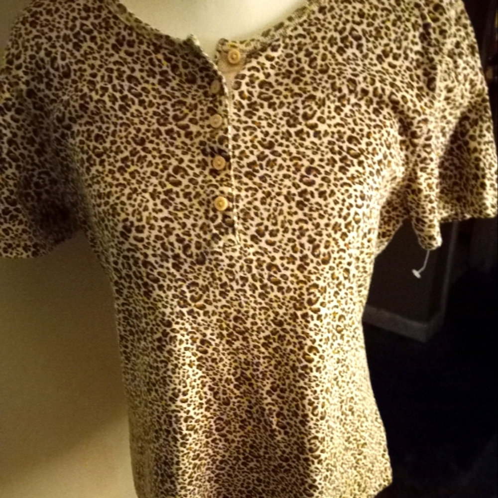 Used,not new short sleeve knit leopard print top 5 button opening front.